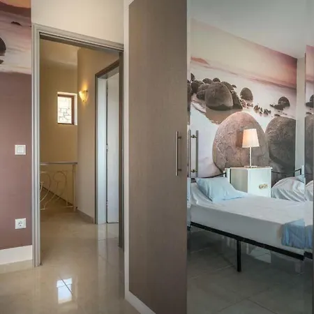 Sleeps 6 Pool Air Con Wifi * Vasilikí