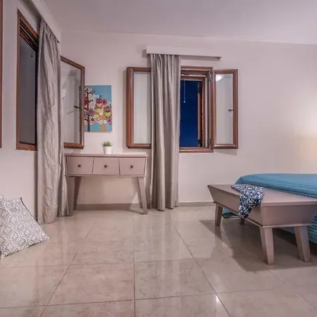 Sleeps 6 Pool Air Con Wifi Vasilikí